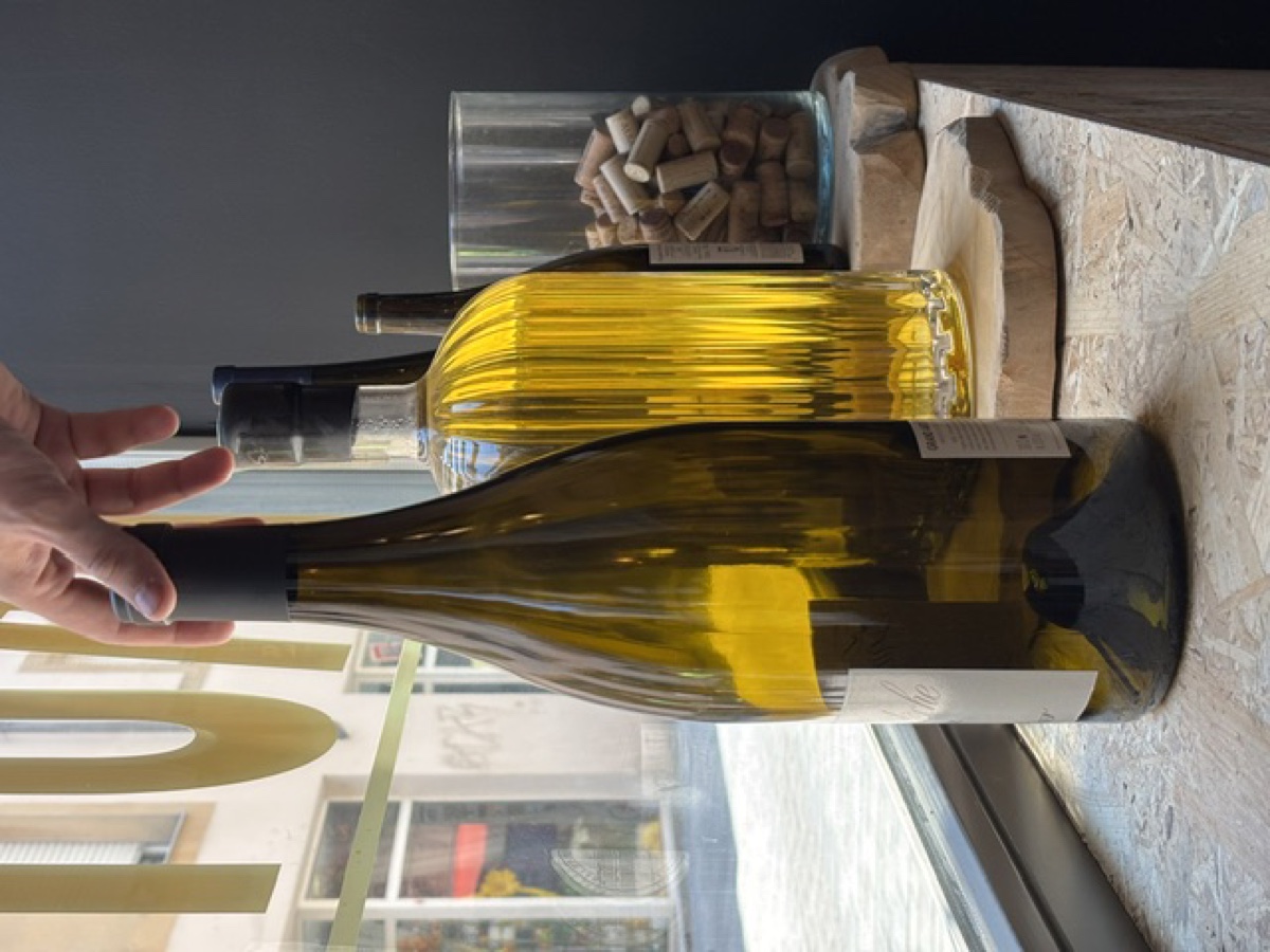 Bouteilles de vin à contre-jour, Le Comptoir Brut, Metz